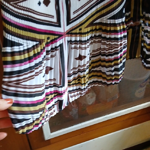 Essentials Multicolor Pleated Top - Picture 3 of 5